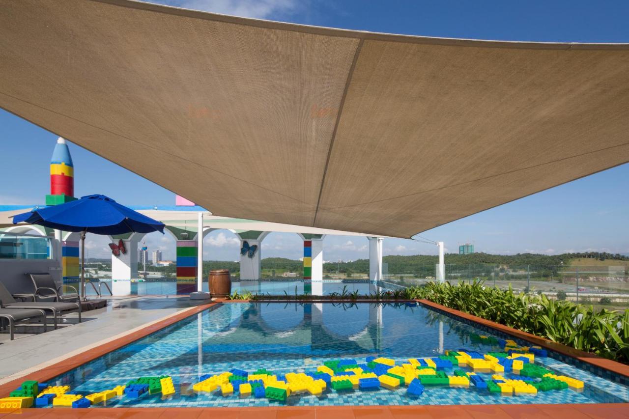 Legoland Malaysia Hotel Nusajaya  Exterior foto The rooftop pool at Legoland Malaysia Resort